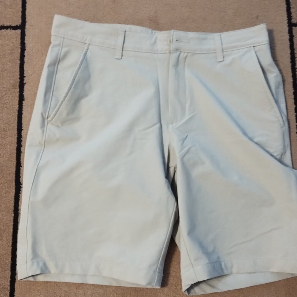 Under Armour golf shorts 34x30 (light tan)